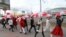 Жаночае шэсьце ў Менску на праспэкце Пераможцаў. 4 красавіка.