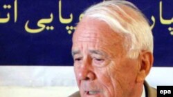 ویل کېږي چې فلیپ مورین چې داروپايي ټولنې په استازیتوب یې د انتخاباتو د څارونکیو مشري کوله ، له افغانستان څخه وتلی دی ، پر نوموړي تور دی چې د یو مشخص کاندید ملاتړ یې کاوه.