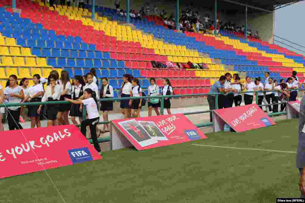 Футбольный фестиваль Live Your Goals ставит целью приобщить к футболу школьниц. В фестивале участвовали ученицы с первого по шестой класс.&nbsp; &nbsp;
