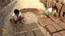 За многу деца во Таџикистан тешката работа е секојдневие