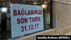 Bakıda çilçıraq mağazası vitrinində yazı.