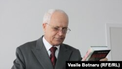 Ion Costaș, fost ministru de interne și fost ministru al apărării, pe 11 februarie 2011 la lansarea unui volum de memorii