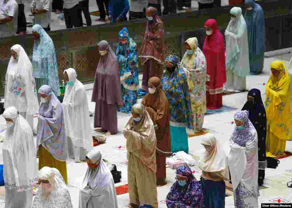 Me maska dhe duke mbajtur distancë, këto gra luten në xhaminë Istiqlal të Xhakartës më 12 prill, një ditë para se të nisin agjërimin 30-ditor.&nbsp; &nbsp;
