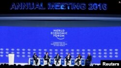 نخست وزیران هلند، یونان و فرانسه همراه با وزیر امور دارایی آلمان و رئیس کمیسیون تجارت اروپا در نشستی مجمع جهانی اقتصاد 