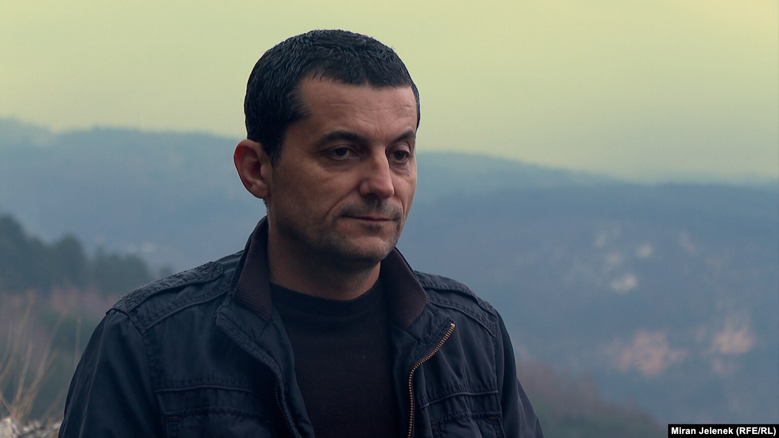 Elvedin Suliq, viktimë e sulmit me snajper gjatë rrethimit të Sarajevës, në vendin nga i cili u qëllua në vitin 1992.