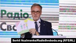 Президент Радіо Свобода Стівен Капус із Малюнком Стефанії Єсипенко