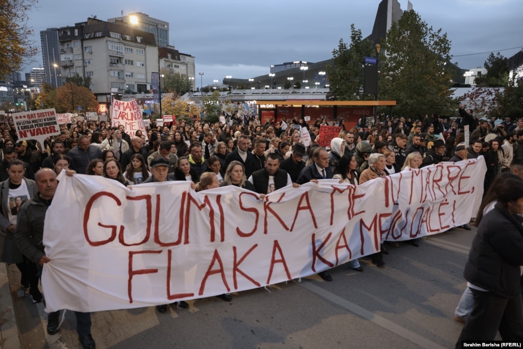 Protestuesit fillimisht u mblodhën në sheshin “Zahir Pajaziti” në kryeqytet, para se të marshonin drejt Ministrisë së Drejtësisë, Këshillit Prokurorial, Këshillit Gjyqësor, Policisë dhe Qeverisë së Kosovës.Ndër kërkesat kryesore të protestuesve ishin përgjegjësia institucionale, përfshirë dorëheqja e ministres së Drejtësisë, Donika Gërvalla, dhe ministrit të Brendshëm, Xhelal Sveçla.