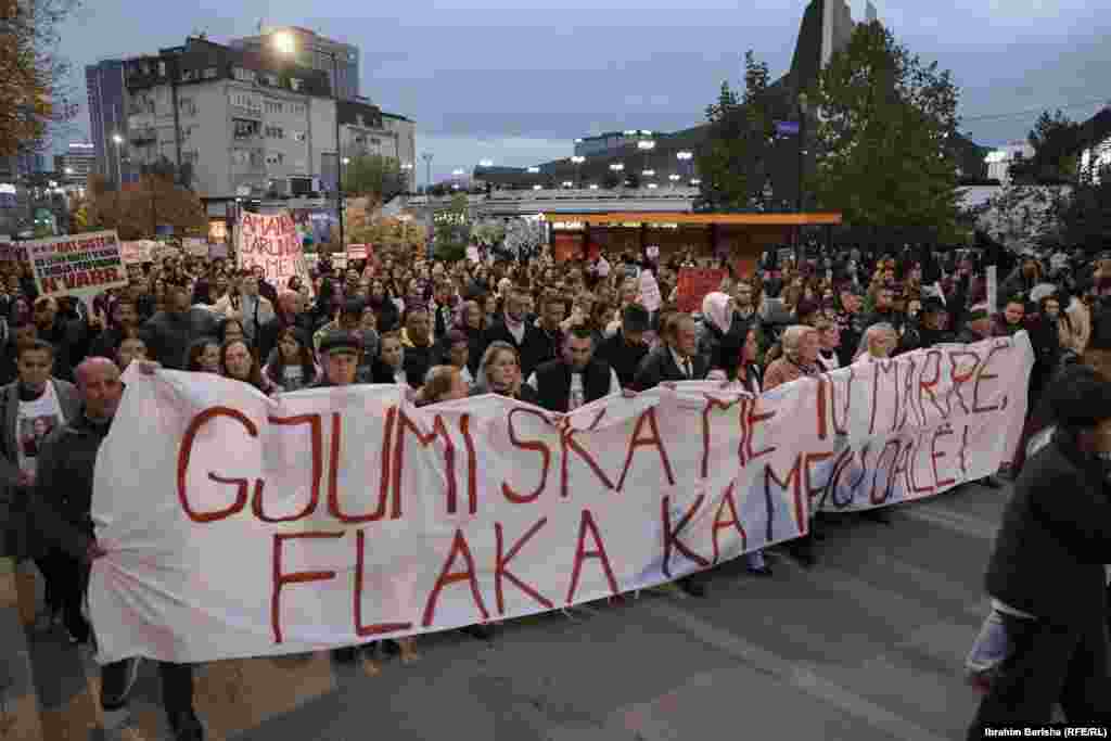Protestuesit fillimisht u mblodhën në sheshin “Zahir Pajaziti” në kryeqytet, para se të marshonin drejt Ministrisë së Drejtësisë, Këshillit Prokurorial, Këshillit Gjyqësor, Policisë dhe Qeverisë së Kosovës.Ndër kërkesat kryesore të protestuesve ishin përgjegjësia institucionale, përfshirë dorëheqja e ministres së Drejtësisë, Donika Gërvalla, dhe ministrit të Brendshëm, Xhelal Sveçla.