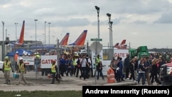 Udhëtarët dhe punëtorët e Aeroportit Ndërkombëtar Hollivud duke u evakuuar pas të shtënave