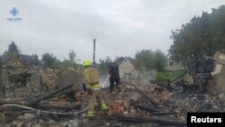 Vatrogasci na lokaciji stambenih kuća uništenih tokom ruskog raketnog udara, Zviahel, Žitomirska oblast, Ukrajina, 9. jun 2023. Foto: Press služba Državne službe za vanredne situacije Ukrajina u regiji Žitomir / REUTERS