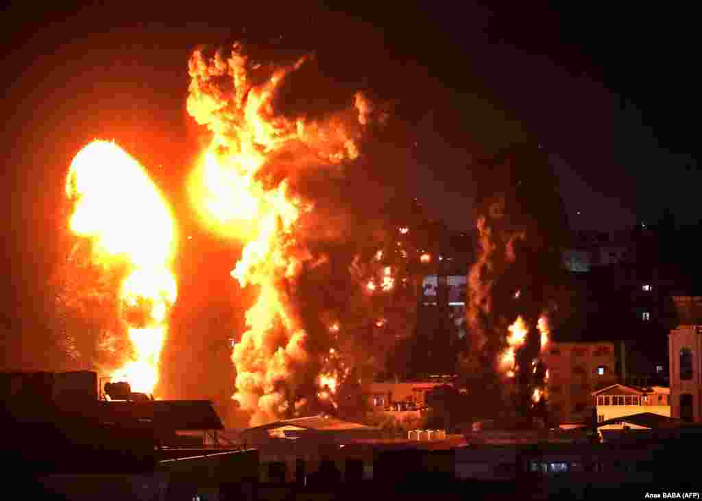 В секторе Газа горят объекты, обстрелянные израильской авиацией в палестинском анклаве, 17 мая 2021