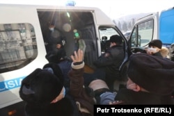 Полиция мәжіліс пен жергілікті мәслихаттар сайлауына наразы азаматтарды көлікке күштеп салып жатыр. Республика алаңы маңы, Алматы, 10 қаңтар 2021 жыл.