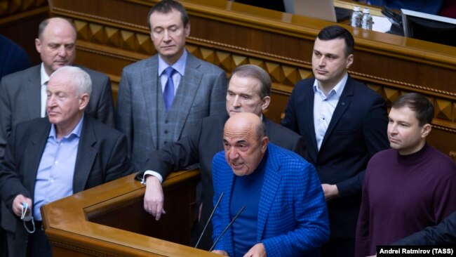 Екслідери ОПЗЖ Вадим Рабінович (у центрі) та Віктор Медведчук втратили депутатські повноваження разом із громадянством України