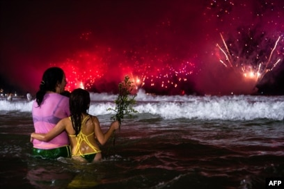 Viti i Ri mund të pritet edhe kështu &ndash; nëse jetoni në Brazil. Kushtet atmosferike mundësojnë edhe detin edhe festën e ndërrimit të moteve në të njëjtën kohë.