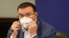 Здравният министър Костадин Ангелов по време на извънредния брифинг в неделя вечерта.