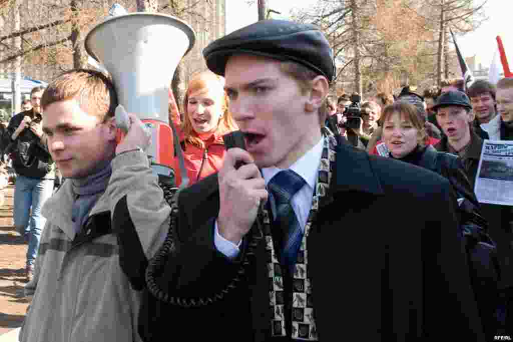 двинулись в сторону телевизионного центра на улице Королева