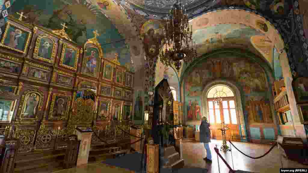 Прихожане православного Петропавловского кафедрального собора в самом храме обходятся без масок