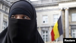 Մահմեդական կինը Բելգիայի խորհրդարանի շենքի դիմաց