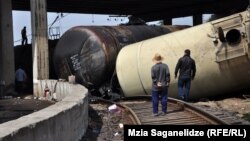 В пригороде Тбилиси произошла авария – перевернулись несколько железнодорожных цистерн, из которых вылилось около 260 тонн с дизельного топлива