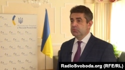 «Переважна більшість українців, навіть якщо би відбувся напад з боку Росії, більшість стануть на захист своєї батьківщини», – сказав Євген Перебийніс