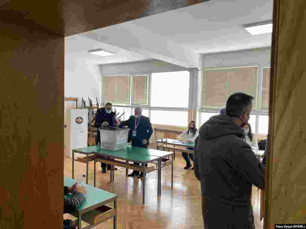 Komisioni Qendror i Zgjedhjeve në Kosovë ka njoftuar se procesi i votimit për zgjedhjet e parakohshme parlamentare është duke u zhvilluar me rregull.