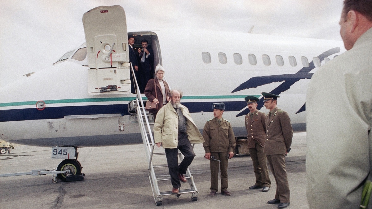 Aleksandr Solzhenitsyn Returns from Exile