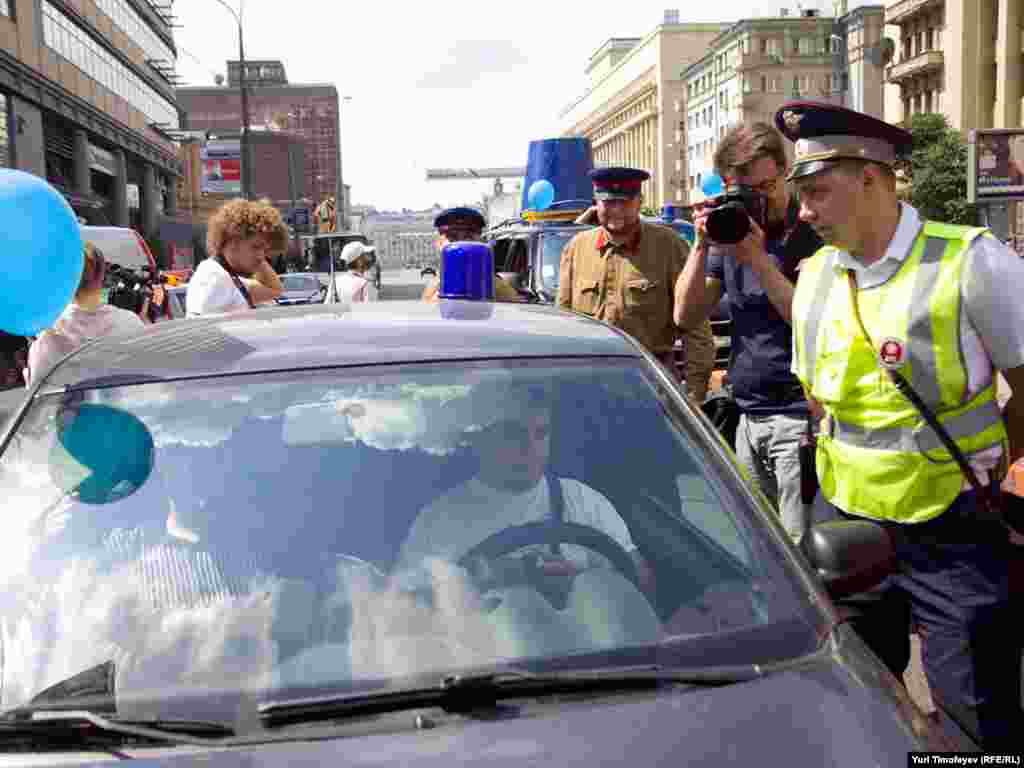 Машины ГИБДД заблокировали автомобили участников акции, сотрудники полиции через мегафон сообщали о незаконности акции и требовали не начинать организованного движения автомобилей.