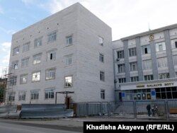Семей қалалық сот ғимаратына жапсыра салынған көпқабатты үй.
