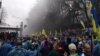 У Києві мітингувальники принесли шини до Кабміну 