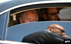 Prințul Charles privind afar din limuzina sa în vizită în Armenia în mai 2013.