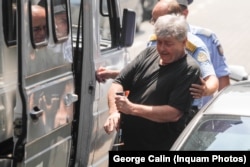 Sorin Ovidiu Vîntu părăsește sediul DNA, după audieri. 28 iulie 2016.