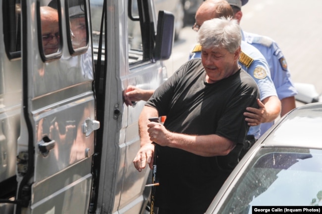 Sorin Ovidiu Vîntu părăsește sediul DNA, după audieri. 28 iulie 2016.