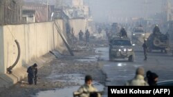 در حملۀ موتر بمب بالای کمپ گرین ولیج در کابل ۴ تن کشته و ۱۱۳ تن زخم برداشته اند.
