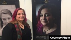 Лара Агаронян поряд із власним портретом на виставці  «Правозахисниці: обличчя сили» в Американському домі. Фото надане Освітнім домом прав людини у Чернігові