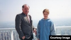 Kemal Kurspahić sa sinom Mirzom na vrhu Svjetskog trgovinskog centra 1995.
