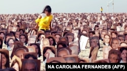 A bahái hitűek tüntetése Rio de Janeiro Copacabana strandján, 2011. június 19-én. A felvonulók hét hittársuk szabadon engedését követelték, akiket Izraelnek való kémkedés vádja miatt ítéltek 20 év börtönre