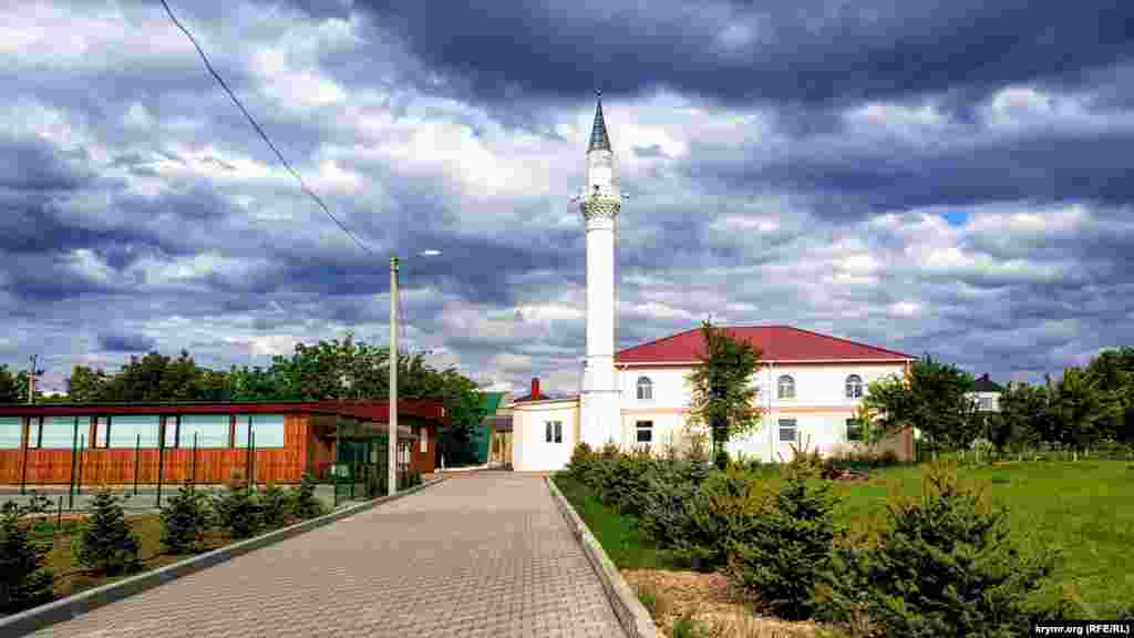 Мечеть в мікрорайоні компактного проживання кримських татар «Бор Чокъракъ» («Фонтани»), розташована в західній частині Сімферополя
