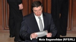 Мэр Тбилиси Гиги Угулава охарактеризовал решение Минфина как месть нового правительства тбилисским властям за их независимую позицию и нежелание идти на поклон к правящей коалиции