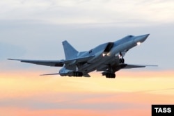 Бомбардувальник Ту-22 під час польоту на авіабазі ВПС РФ «Енгельс-2»