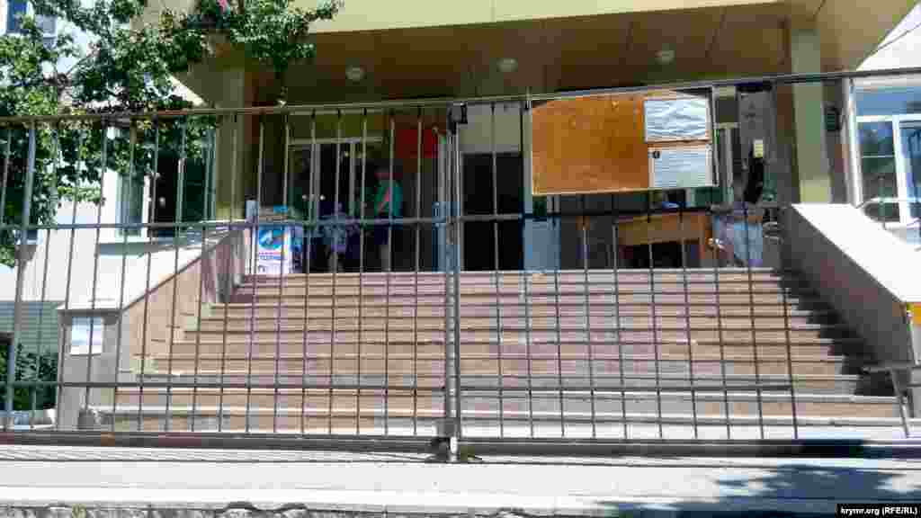 В Севастополе участки на территории школ &ndash; за высокими заборами, вход &ndash; в узкую калитку, через двойную охрану