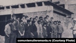 1983 - Tineri brigadieri pe Șantierul tineretului Sibiu 1. Sursa:comunismulin romania.ro (MNIR)