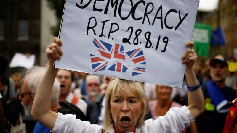 Британ парламентинин ишин токтотууга каршы чыккандар миллиондон ашты