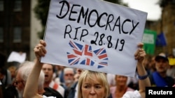 O protestatară anti-Brexit în fața Parlamentului la Londra