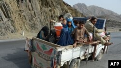 Афганська родина покидає свій будинок у провінції Нангархар через сутички на кордоні з Пакистаном, 16 червня 2016 року