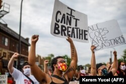 Minneapolis: „Nu pot să respir” - un protestatar cu o pancartă, reamintind de ultimele cuvinte ale lui George Floyd.