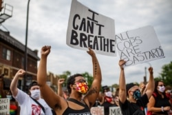 Protestuesit në Mineapolis mbajnë mbishkrime ku shkruhet "Nuk mund të marr frymë", duke kujtuar fjalët që Floyd kishte thënë teksa po arrestohej nga policia.