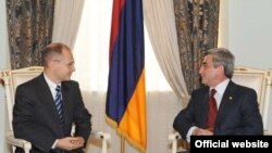 Armenia -- President Serzh Sarkisian (R) meets with Sergey Kirienko, the visting head of Russia’s Federal Agency on Atomic Energy , on October 23, 2009.