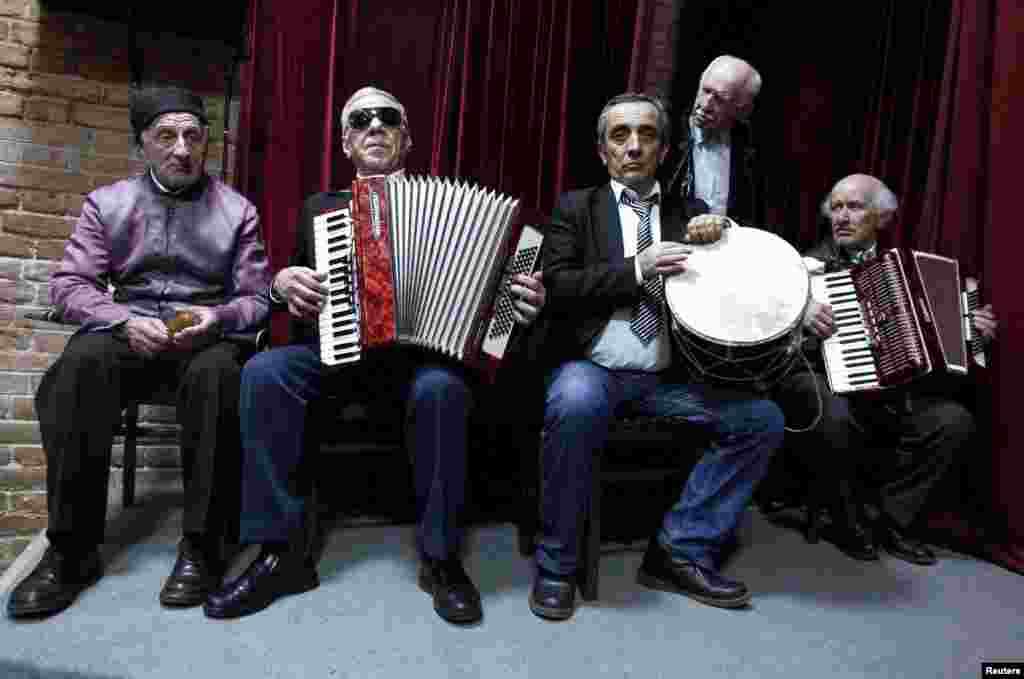 In the &quot;green room,&quot; contestants and musicians prepare for their performances.