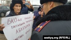 Белсенді Данияр Інжіғалиев акция кезінде. Орал 14 қаңтар 2020 жыл.