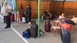 Люди, пересекающие админграницу с Крымом, ожидают автобус, который должен отвезти их в обсерватор